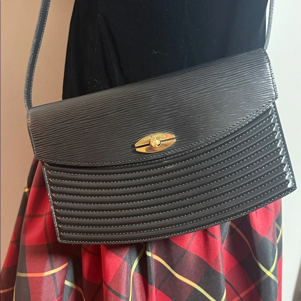Louis Vuitton Authenticated Rare Vintage Black Epi Leather Tilsitt Shoulder Bag